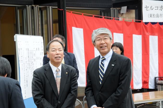 東松島市宮戸地区復興再生多目的施設落成式-174015 左：東日本市阿部市長、右：小野代表取締役
